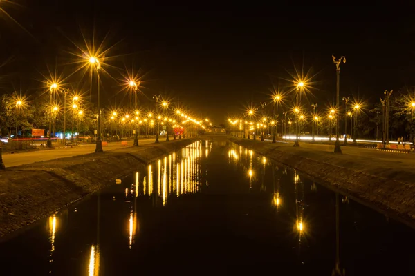 Luce Elettrica Nel Canale Prospettico Vista Notturna Sfondo — Foto Stock