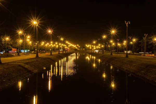 Luce Elettrica Nel Canale Prospettico Vista Notturna Sfondo — Foto Stock