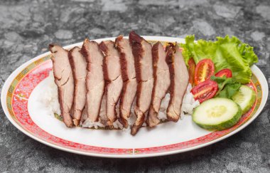 Kızarmış domuz sarımsak veya biftek pirinç ve salatalık ile