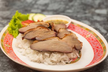 Kızarmış ördek eti pirinç soyunma tatlı sos ve plaka üzerinde Turşu Zencefil Tepesi