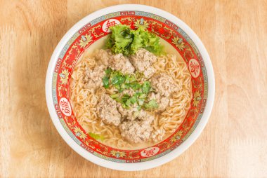 İn an yakın noodle et topu ve ahşap masa üzerinde yeşil kişniş ile