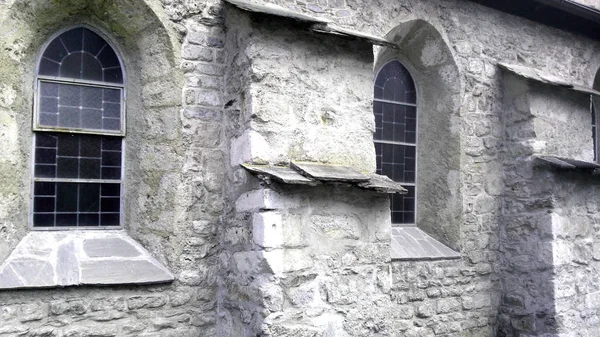 Kilise pencereleri ile taş duvar parçası