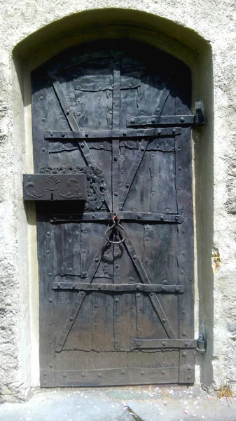  Kilise binasında kilit ile antika ahşap kapı