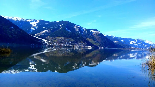 Vacker Utsikt Över Alpina Bergen Med Sjö — Stockfoto