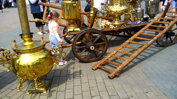 Sarı metal çay içmek için eski Rus samovar