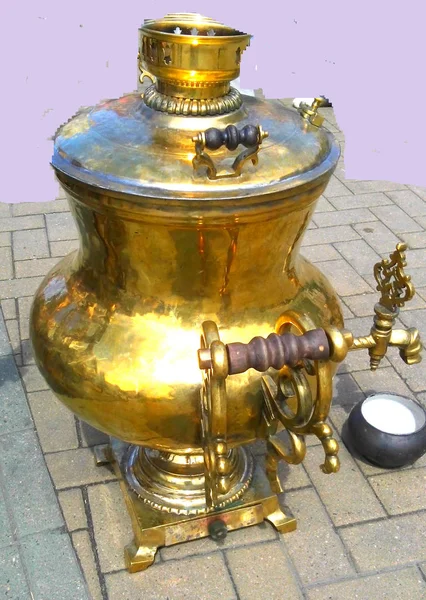 Sarı metal çay içmek için eski Rus samovar