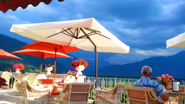 bir dağ lakecafecafe kıyısında kafe