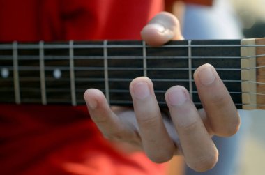 Pratik gitar çalmak. Gitar çalmak adam kontrolden yakın çekim. 