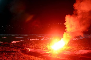ultras holiganlar futbolseverleri ışıkları ve sis bombası kadar yaktı. Devrim. protesto
