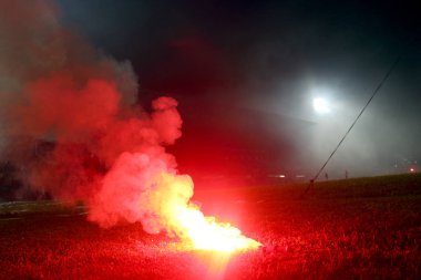 ultras holiganlar futbolseverleri ışıkları ve sis bombası kadar yaktı. Devrim. protesto
