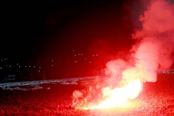 ultras holiganlar futbolseverleri ışıkları ve sis bombası kadar yaktı. Devrim. protesto