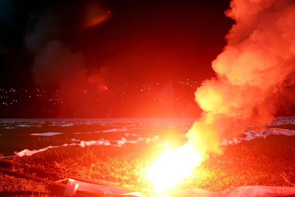 ultras holiganlar futbolseverleri ışıkları ve sis bombası kadar yaktı. Devrim. protesto