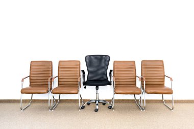 Satır ortasında bir farklı sandalye koltukları. İş fırsatı. İş kavramı liderlik ya da işe alım. Bir grup insan en iyi kişi arama.