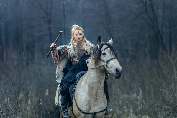 Γυναίκα Πολεμιστής Ξανθιά Ιππασίας Ένα Άλογο Τσεκούρι Στο Χέρι Viking — Φωτογραφία Αρχείου