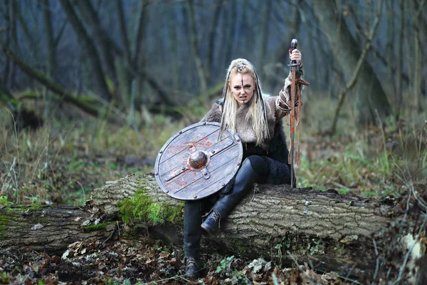 Mulher Guerreira Loira Norte Floresta Com Escudo Espada Mão Cobertos — Fotografia de Stock