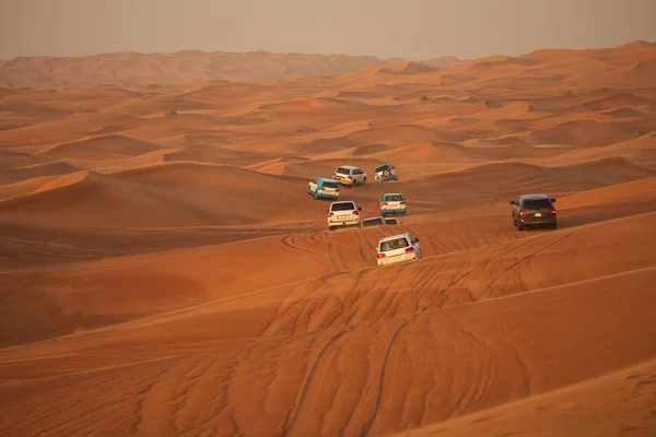 越野冒险与 Suv 驾驶在阿拉伯沙漠日落 越野车辆冲击迪拜沙漠中的沙丘 游客的传统娱乐 — 图库照片