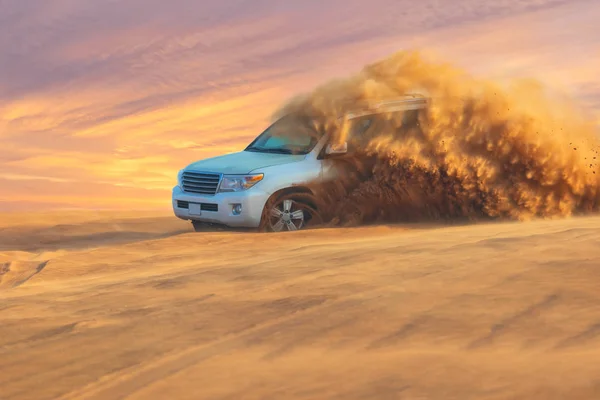 Gün batımında Off-Road macera Arap Çölü'nde Suv ile. Dubai çöl kumulları ile araç offroad dayak.