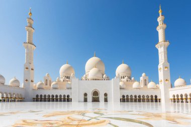 Sheikh Zayed Camisi - Abu Dhabi, Birleşik Arap Emirlikleri. Güzel beyaz Ulu Camii avlu