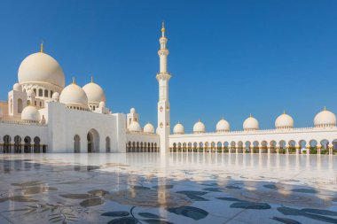 Sheikh Zayed Camisi - Abu Dhabi, Birleşik Arap Emirlikleri. Güzel beyaz Ulu Camii minerets