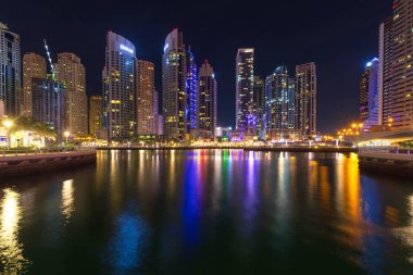 Dubai Marina, Birleşik Arap Emirlikleri - 12 Kasım 2018: Dubai Marina gece nin mesire ve Basra Körfezi kıyısındaki 3 kilometre uzunluğunda yapay Kanal Manzaralı.