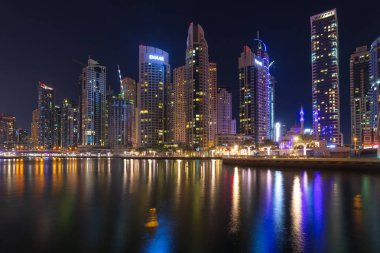 Dubai Marina, Birleşik Arap Emirlikleri - 12 Kasım 2018: Dubai Marina gece nin mesire ve Basra Körfezi kıyısındaki 3 kilometre uzunluğunda yapay Kanal Manzaralı.