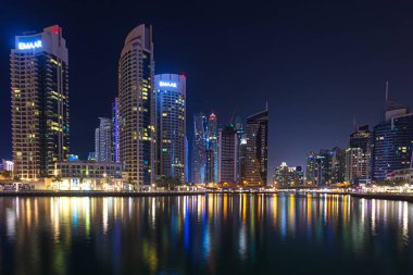 Dubai Marina, Birleşik Arap Emirlikleri - 12 Kasım 2018: Dubai Marina gece nin mesire ve Basra Körfezi kıyısındaki 3 kilometre uzunluğunda yapay Kanal Manzaralı.