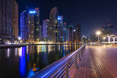 Dubai Marina, Birleşik Arap Emirlikleri - 12 Kasım 2018: Dubai Marina gece nin mesire ve Basra Körfezi kıyısındaki 3 kilometre uzunluğunda yapay Kanal Manzaralı.