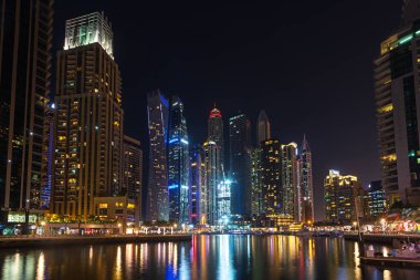 Dubai Marina, Birleşik Arap Emirlikleri - 12 Kasım 2018: Dubai Marina gece nin mesire ve Basra Körfezi kıyısındaki 3 kilometre uzunluğunda yapay Kanal Manzaralı.