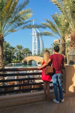Dubai, Birleşik Arap Emirlikleri - 12 Kasım 2018: Burj al Madinat Jumeirah genç turist çift tarafından görülen Arap. Güzel bir tatil için güzel bir hedef manzarası