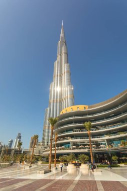 Dubai, Birleşik Arap Emirlikleri - 09 Kasım 2018: Burj Dubai kulesi gündüz. Bu gökdelen 2009 yılında tamamlanan 828 m. ölçülerinde en yüksek insan yapımı dünyada yapısıdır. 27 Aralık 2013 Dubai, Birleşik Arap Emirlikleri