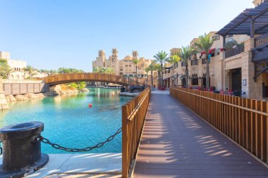 Dubai, Birleşik Arap Emirlikleri - 12 Kasım 2018: Dubai Çarşısı Madinat Jumeirah, Arapça mimarisi