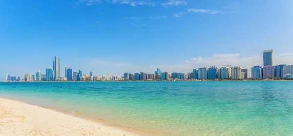 Abu Dhabi Skyline Con Agua Rascacielos Playa Vista Panorámica — Foto de Stock