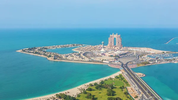Yat Limanı Alışveriş Merkezi ve Abu Dabi, Birleşik Arap Emirlikleri - alışveriş bölgesine panoramik Marina Adası havadan görünümü