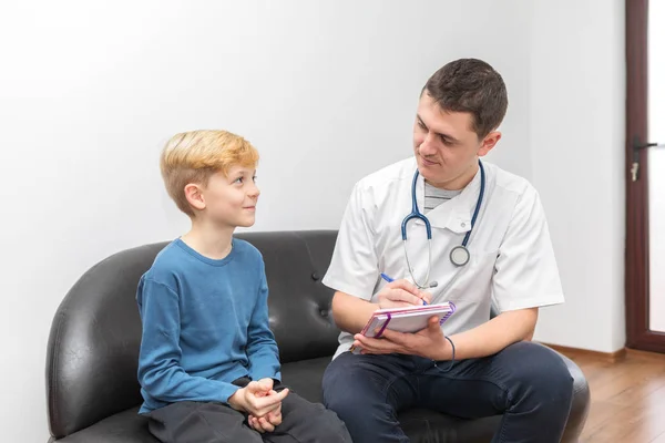 Belirtiler Hakkında Kitap Yazıyor Boynuna Stetoskop Ile Doktor Çocuk Doktoru — Stok fotoğraf