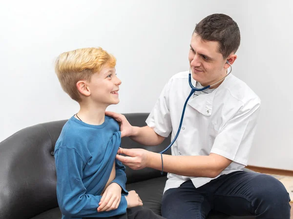 Beyaz Üniforma Dinleme Akciğer Kalp Sesi Cesur Gülümseyerek Küçük Çocuk — Stok fotoğraf