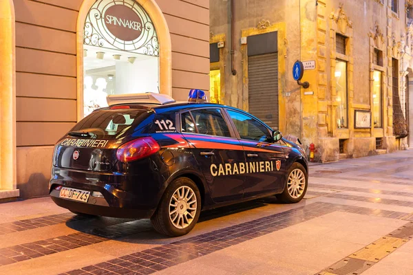 San Remo, İtalya 24 Haziran 2018: Carabinieri Araba Fiat Bravo, zabıta Corso Matteotti yayalara girişte Emanet tarihi merkezi tutmak için Park İtalyan