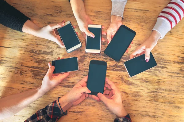 Gruppo Amici Divertirsi Insieme Utilizzando Smartphone Mani Dettaglio Condivisione Contenuti — Foto Stock