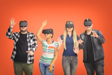 Yaşayan izole vr gözlükteki oynarken çok ırklı grup mercan arka plan. Sanal gerçeklik kavramı eğleniyor gençlerle birlikte kulaklık gözlük ile bağlanma. Dijital nesil eğilimleri