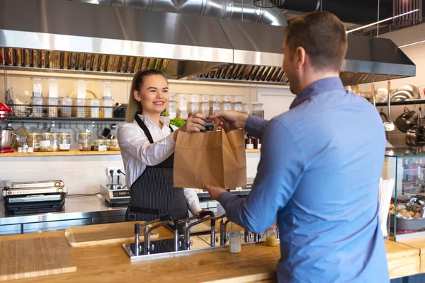 Küçük işletmeler ve girişimci gülümseyen genç garson siyah giymeyi konseptiyle hizmet müşteri sayacı aile restoranı, paket servisi olan restoran gıda, önlük. Küçük aile şirketi 