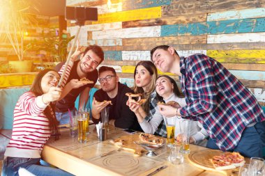 Selfie akıllı telefon ile paylaşımı pizza, restoranda yemek yerken selfie al ve sosyal medya paylaşmak için cep telefonunuzun masada genç insanlar bir süre alarak neşeli genç arkadaşlar