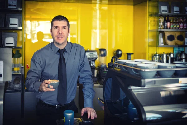 Retrato Del Dueño Una Pequeña Empresa Sonriendo Parado Detrás Del — Foto de Stock