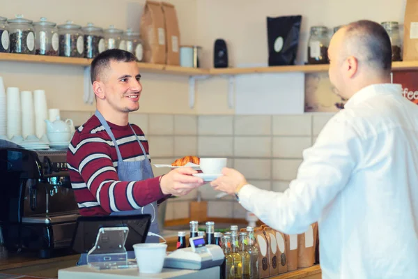 Barista Servir Taza Café Cliente Mostrador Pequeña Cafetería Camarero Maduro — Foto de Stock