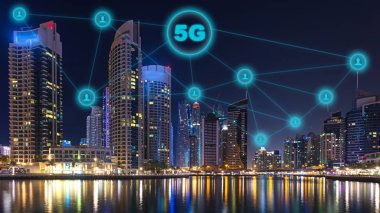 Gece şehir manzarasında 5g kablosuz ve internet ağ işareti ile gelecek teknolojinin ağ bağlantısı, şeylerin internet ile şehir akıllı şehirde iletişim, Iot