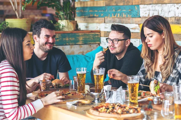 Jovens Desfrutando Tempo Juntos Comendo Hambúrgueres Pizza Restaurante Grupo Feliz — Fotografia de Stock