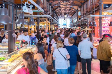 Madrid, İspanya - 10 Mayıs 2019 - San Miguel Market Plaza de San Miguel Los Asturias Madrid merkezinde yerel halk ve turist en iyi tapas ve yerel taze geleneksel gıda ve deniz ürünleri arıyor dolu bulunan