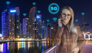 Mobil teknoloji ve telekomünikasyon konsepti - akıllı telefon ile aramak için 5g hızlı kablosuz bağlantı kullanarak gece arka planda arka planda modern şehir ile akıllı iş kadını çift pozlama