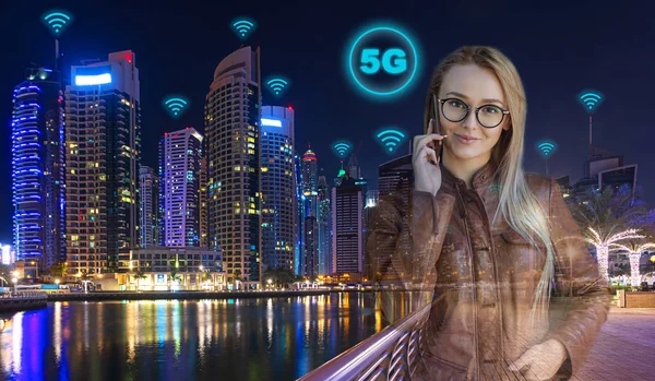 Mobil teknoloji ve telekomünikasyon konsepti - akıllı telefon ile aramak için 5g hızlı kablosuz bağlantı kullanarak gece arka planda arka planda modern şehir ile akıllı iş kadını çift pozlama — Stok fotoğraf