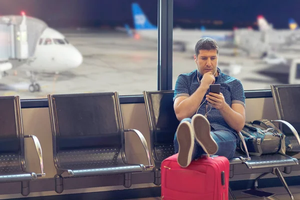 Middelbare Leeftijd Man Toerist Met Behulp Van Slimme Telefoon Luchthaven — Stockfoto