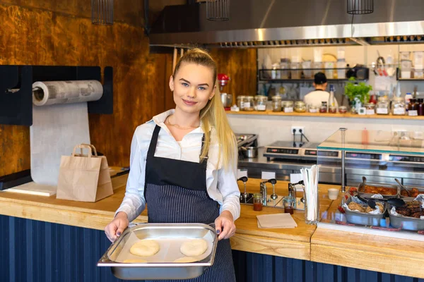 Glimlachend Klein Bedrijf Eigenaar Holding Lade Van Brooddeeg Happy Baker — Stockfoto