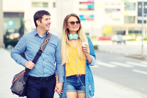 Joven Novia Recogiendo Novio Del Trabajo Tener Una Charla Informal — Foto de Stock